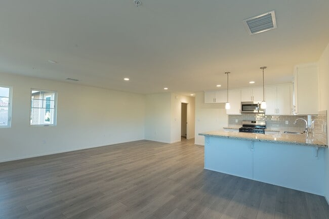 Building Photo - Loft Style of Living in Piru