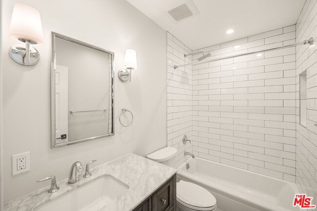 Building Photo - 2939 Oakhurst Ave