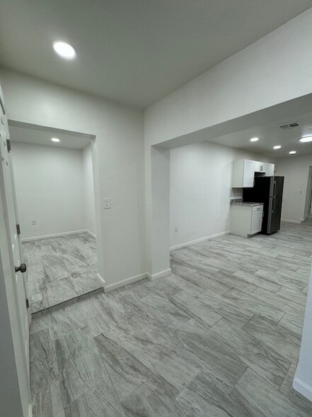 Building Photo - 1017 E West Cir Dr