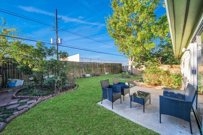 Building Photo - 20403 Blue Juniper Dr