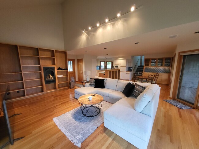 Building Photo - FULLY FURNISHED - 3 Bed 3 Full bath-office/bonus/craft room-walk to river