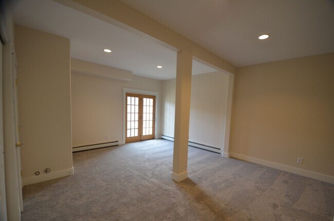 Building Photo - Oak Street Duplex