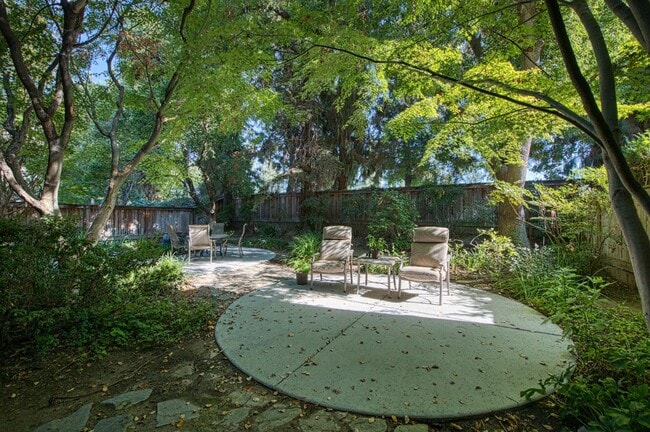 Building Photo - 2727 W Bluff Ave