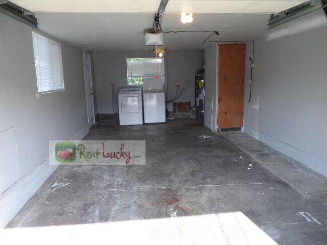 Building Photo - Super-Cute 2-Bedroom Home w/Attached Garag...