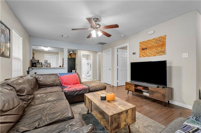 Building Photo - LOCATION!! LOCATION!! Walking Distance to ...