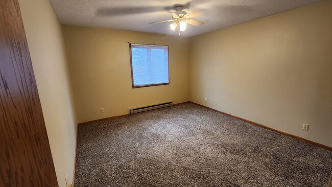 Building Photo - Large 2 Bed Apartment! Available Now! - 1/...