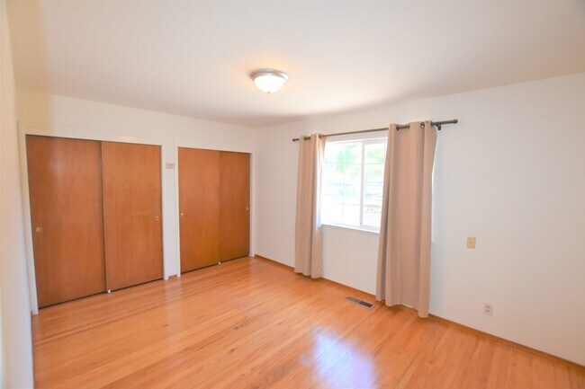 Building Photo - Beautiful 1,396 square foot home situated ...