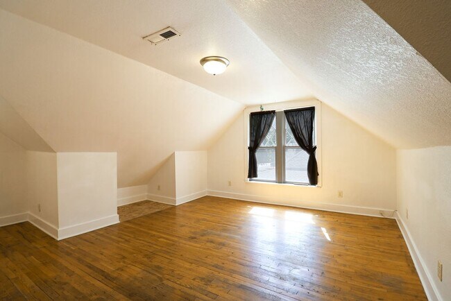 Building Photo - 605 Mathews St