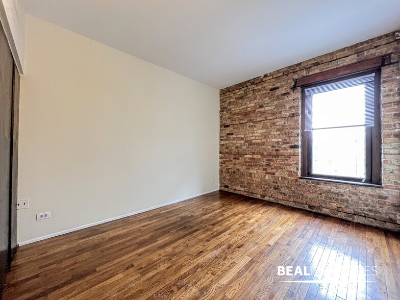 Building Photo - 558 W Wellington Ave