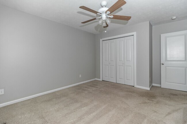 Building Photo - Large 3 bedroom (plus bonus), 2 1/2 bath home in Canterbury Farms!