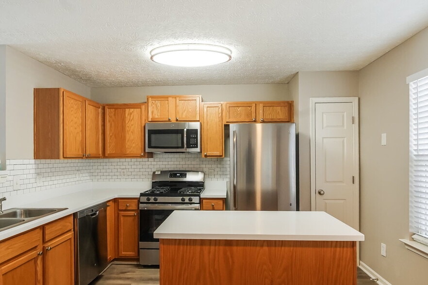 Building Photo - 207 Oak Grove Ln