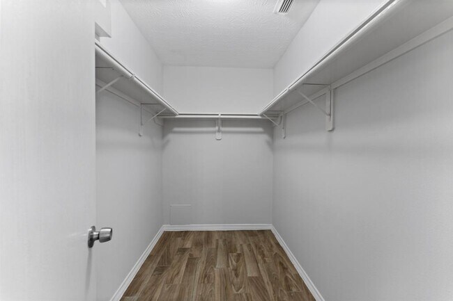 Building Photo - 5041 Willow Point Dr