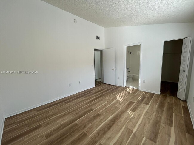 Building Photo - 6255 SW Kendale Lakes Cir