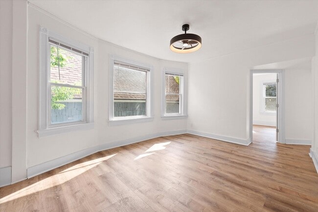 Building Photo - 2026 E Kenilworth Pl