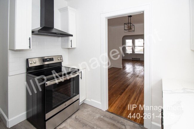 Building Photo - Stunning 2-Bedroom Down Unit in Lakewood, ...