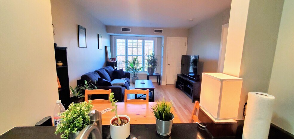 Building Photo - 145 Bennington St