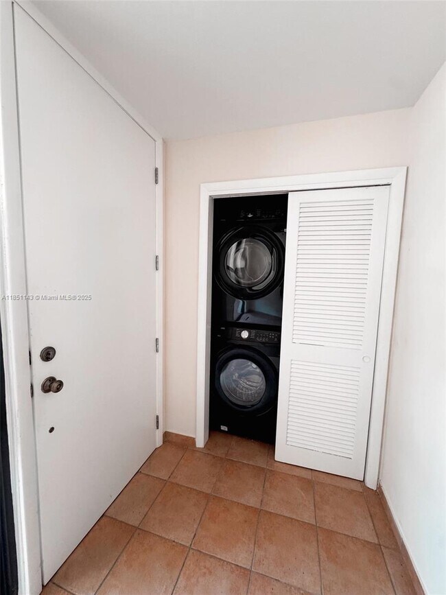 Building Photo - 1632 S Bayshore Ct