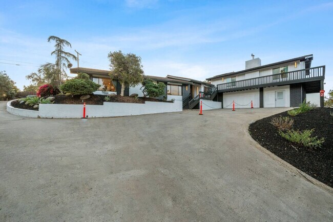 Building Photo - 5048 Bluff Pl