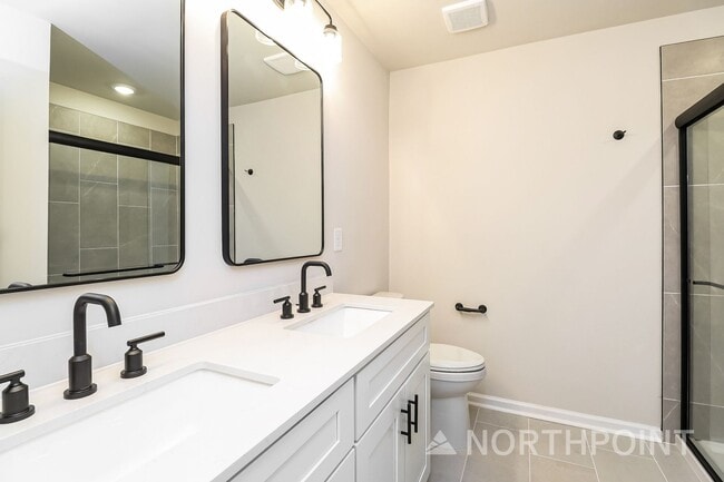 Building Photo - Beautiful 3BR 3.5BA Townhome w/ Full Appliance Kitchen Garage Parking in University