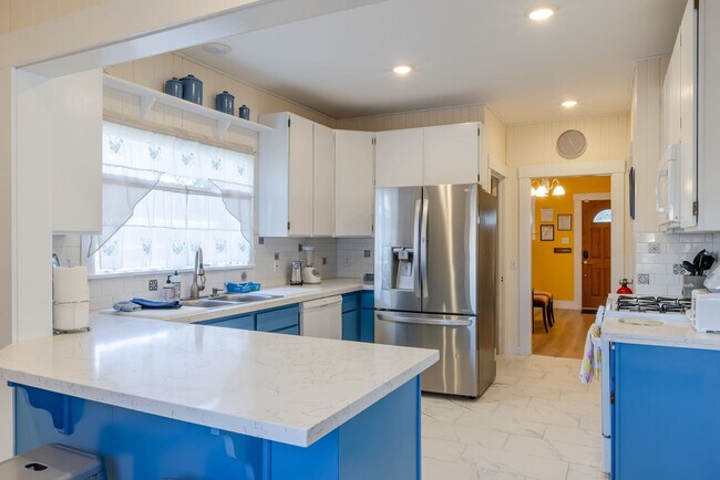 Building Photo - 640 S Columbia St