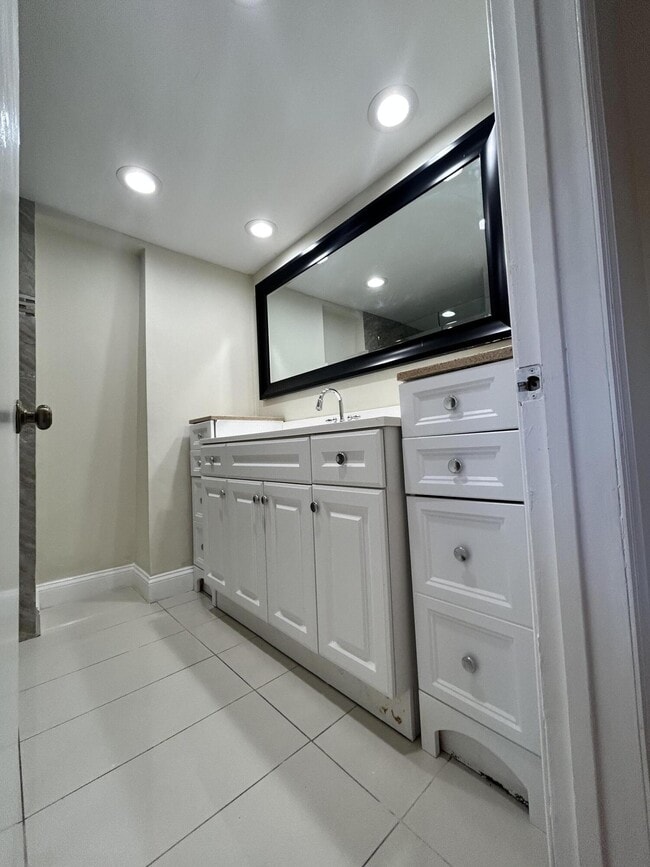 Building Photo - 705 7th Ct