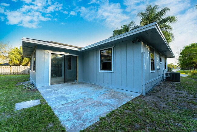 Building Photo - 1181 SW Sarto Ln