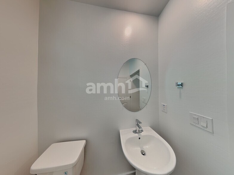 Building Photo - 9727 W Parkway Dr