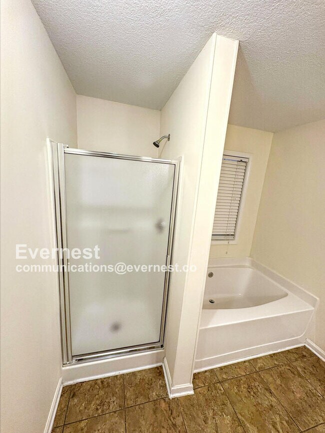 Building Photo - 552 Drake Cir
