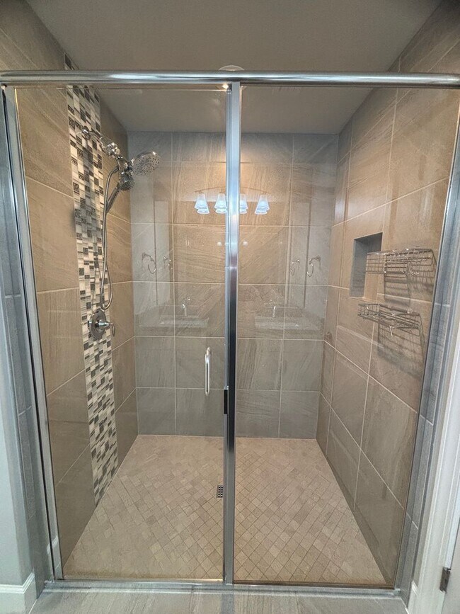 Building Photo - Modern 3 Bed, 2 Bath Home with Stylish Upg...