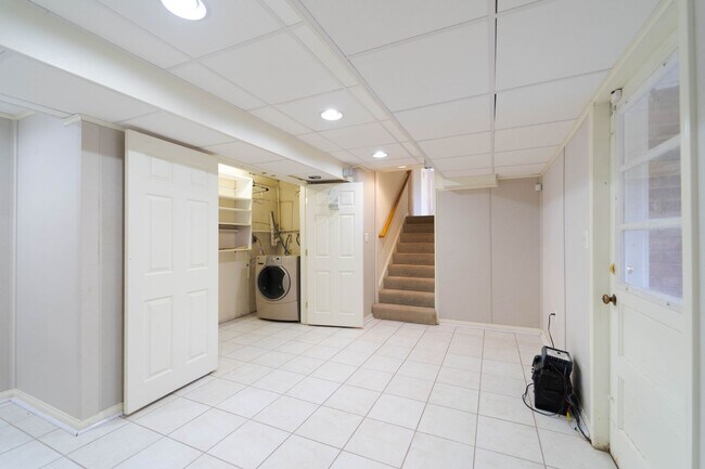 Building Photo - Spacious Split-Level with In-Law Suite & B...