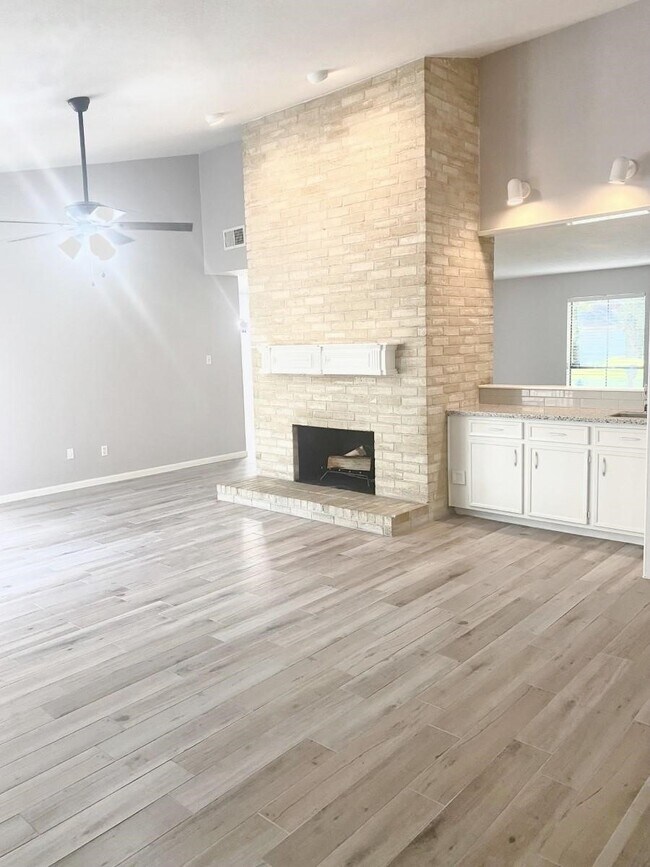 Building Photo - 2338 Brookdale Dr