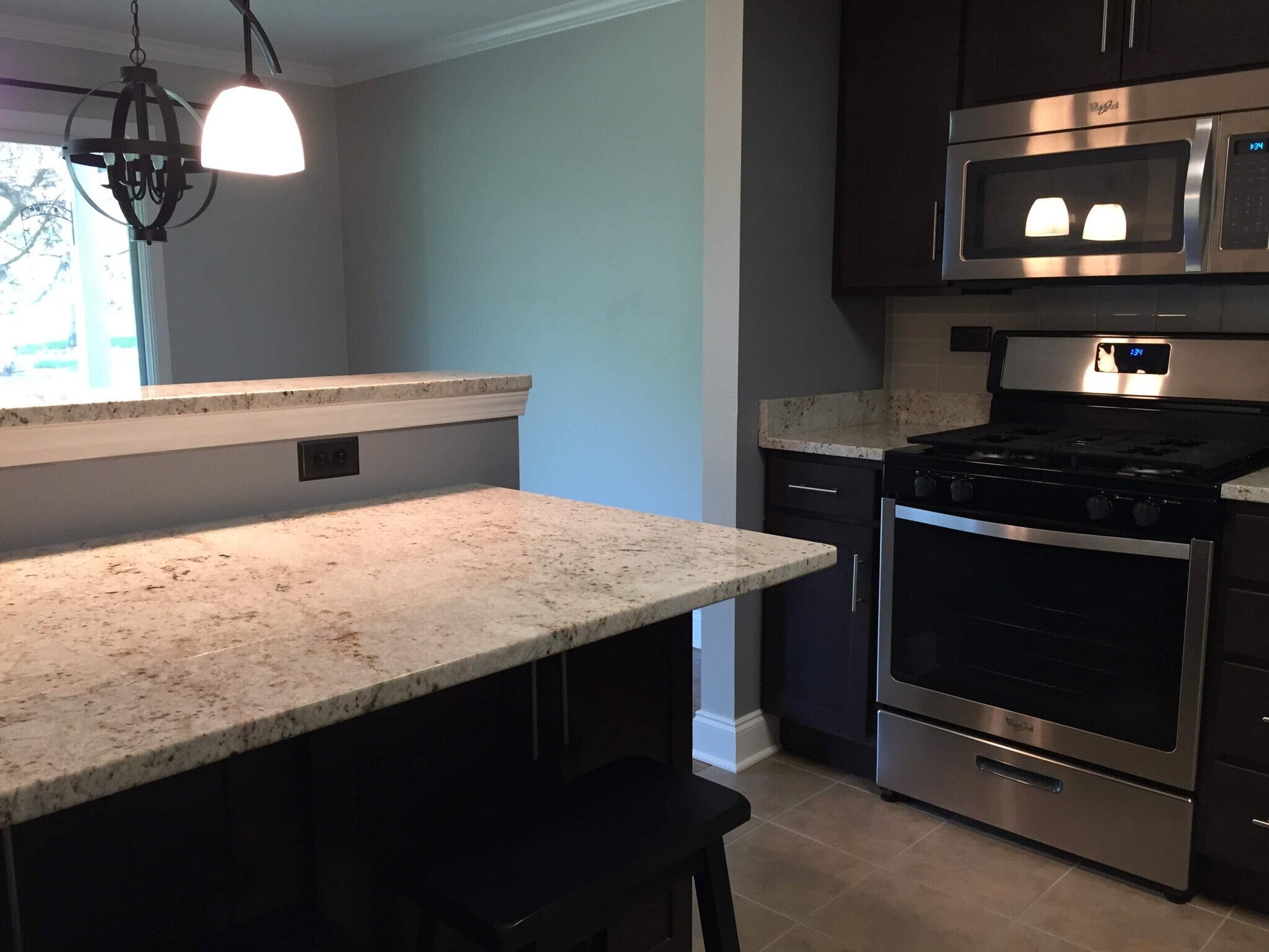 Breakfast bar - 1233 Ballantrae Pl