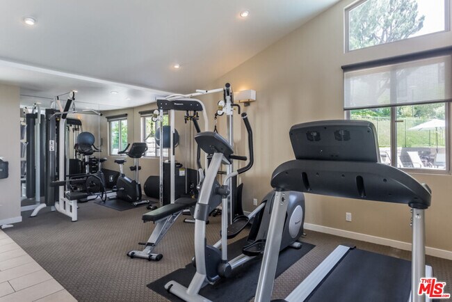 Building Photo - 1656 Palisades Dr