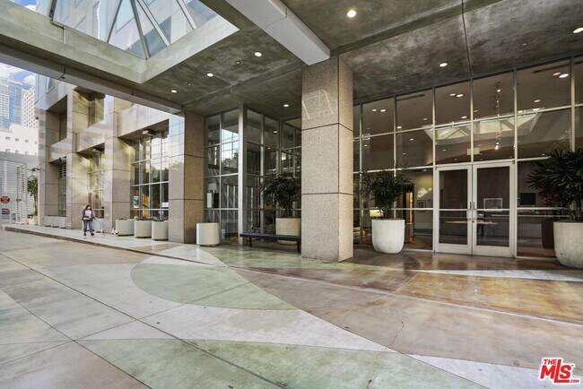 Building Photo - 801S S Grand Ave