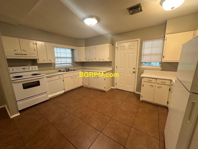 Building Photo - 3 BD, 1 1/2 BA, Home in Jacksonville