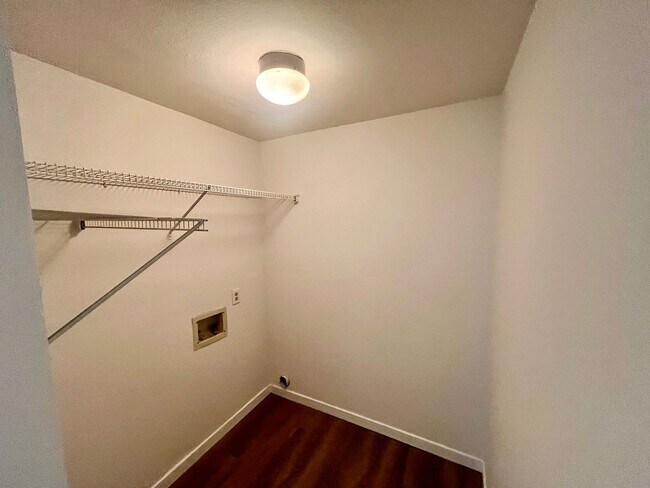 Building Photo - **$500 Move in Special**  Updated Spacious 1 bed/1 bath in Aurora