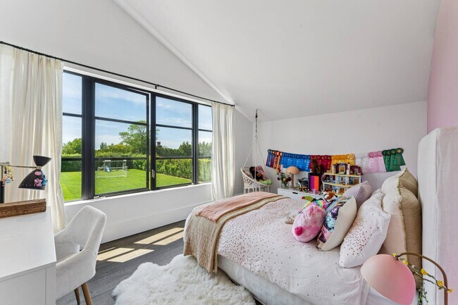 Building Photo - 811 Halsey Ln