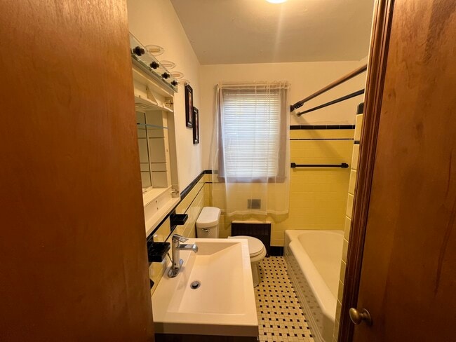 Building Photo - 23 Home Ave