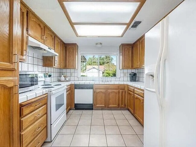 Building Photo - 178 N Magnolia Ave