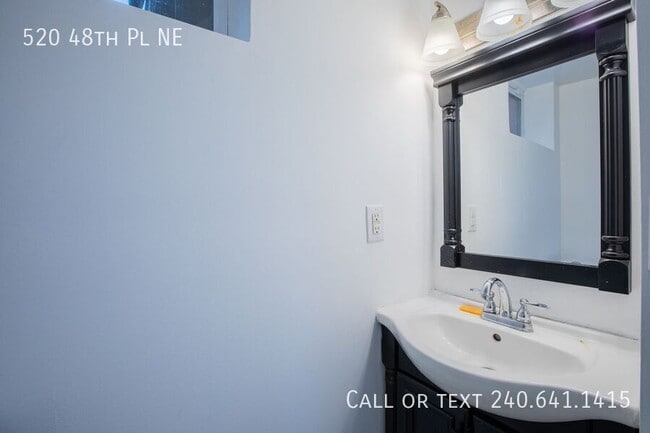 Building Photo - 520 48th Pl NE