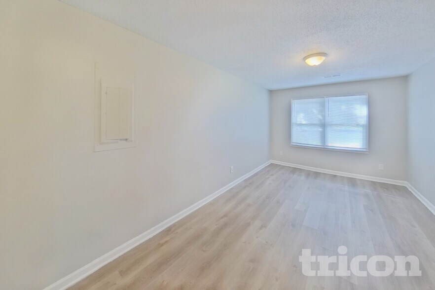 Building Photo - 909 Dogwood Ln