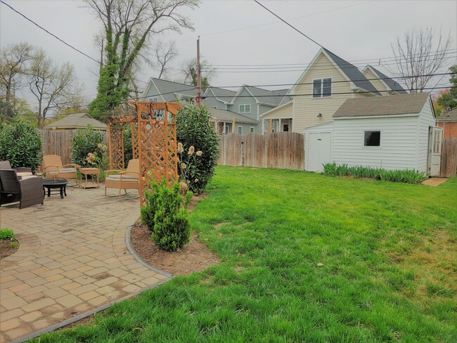 Building Photo - Remodeled 4 bedroom 2 full brick bath cape...