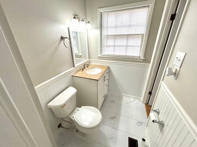 Building Photo - Move-In Ready 3 Bedroom Home with Garage & Private Yard