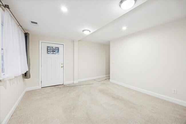 Building Photo - 6 Laurel Ave