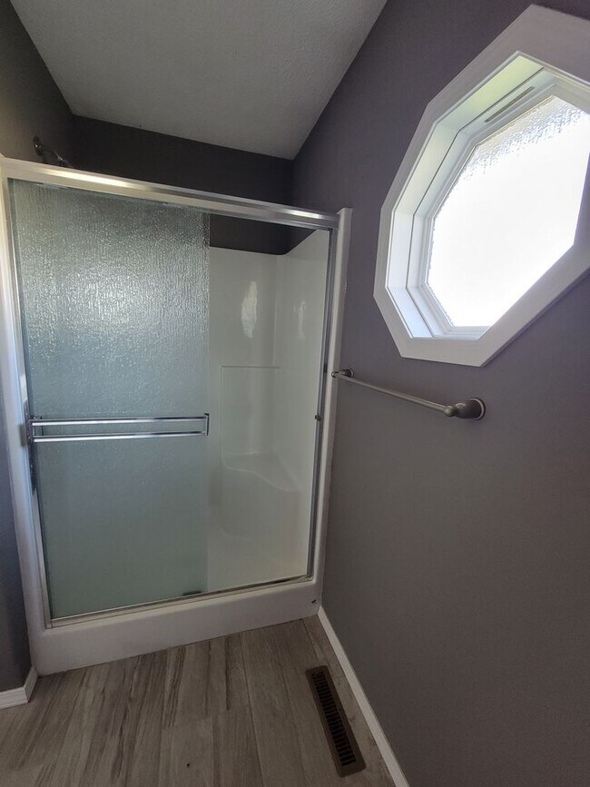 Building Photo - Beautiful & Spacious 3 Bedroom, 2 Bathroom...