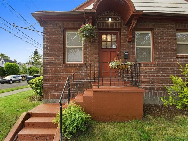 Building Photo - Classic Charming Bungalow in the Heart of ...