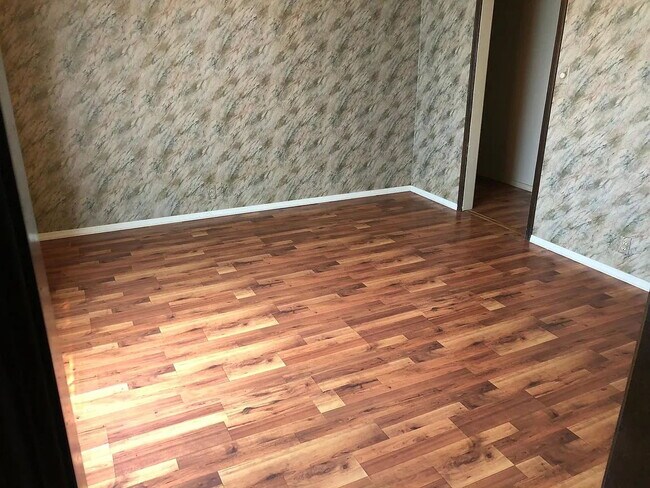 Building Photo - "Charming 3-Bedroom Retreat with Fireplace & Spacious 3100 Sq Ft Layout in Independence, KS!"