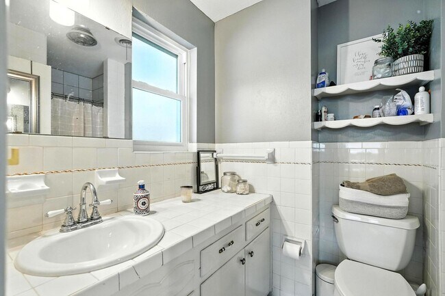 Building Photo - 3026 Ventura Dr