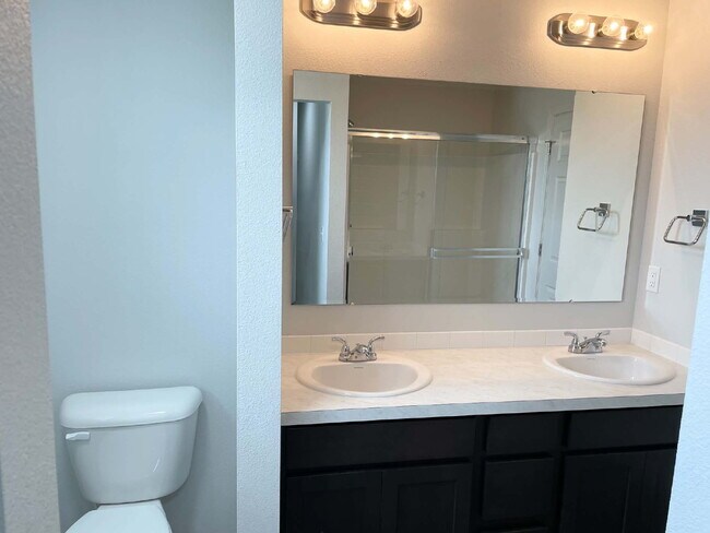 Building Photo - "Charming 3-Bed Oasis on East Drouillard Street with 2.5 Baths and 1470 Sq Ft in Nampa!"