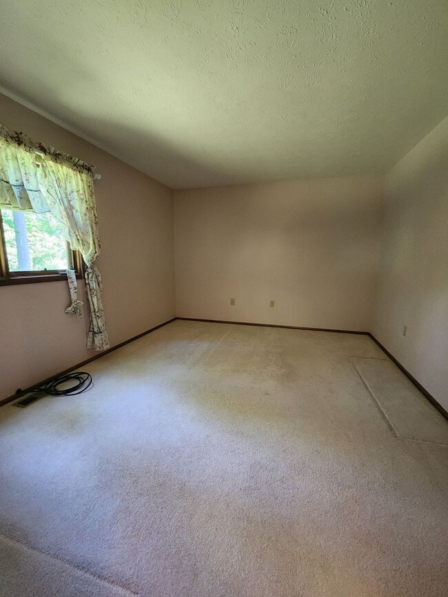 Building Photo - Spacious 3 Bedroom 3 Bathroom Home For Ren...